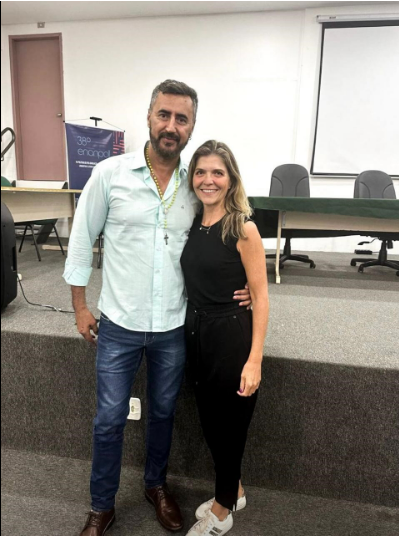 A profa. Joara Martin Bergsleithner, coordenadora do PGLA, participou da 38 ENANPOL, em Manaus, AM, em agosto de 2024, representando o nosso programa no encontro de coordenadores de pós-graduação, em âmbito nacional. Na foto, a profa. está ao lado do nosso coordenador geral de área, prof. José Magalhães.