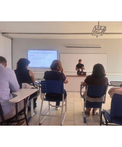 Discente Bruna Olivieri apresentando o andamento de sua pesquisa de mestrado no evento 5ª JILAC (Jornada Internacional de Linguística Aplicada Crítica) | 5ª CIELIN (Conferência Internacional de Estudos da Linguagem): Os desafios e avanços da Linguística Aplicada Crítica em um mundo em transformação.