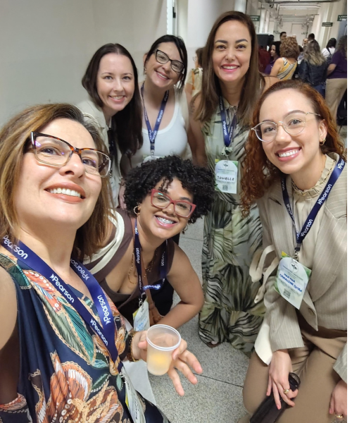 Discentes e egressas do PGLA (Aline Barreto, Regina Neri, Mariana Damaceno e Ana Lúcia Ferreira de Moraes) e a profa Vanessa Borges de Almeida (orientadora), como parte do grupo de pesquisa GEPEPLA, no evento Semaple, Epic Laalta (Associações Latino Americana de Avaliação), Londrina, set/2025.